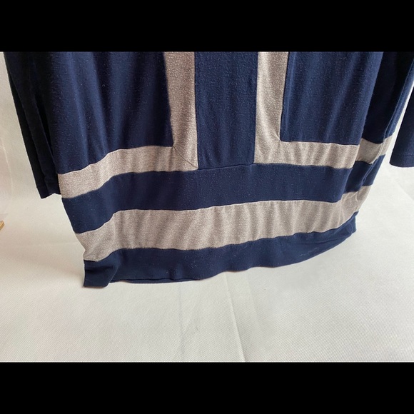 🦋Women’s Size L Navy and Gray Top🦋 - Picture 3 of 8